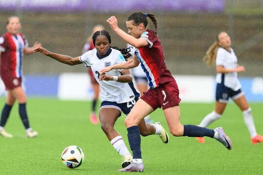 Jane Oboavwoduo of England and Nora Mjøs of Norway