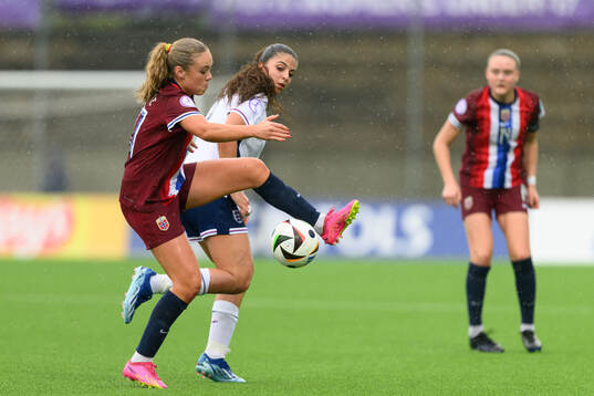 Mia Johannessen Bakke of Norway and Isabella Fisher of