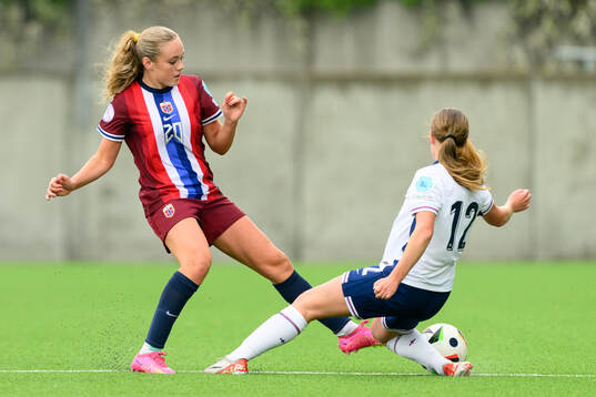 Mia Johannessen Bakke of Norway and Sophie Harrison of
