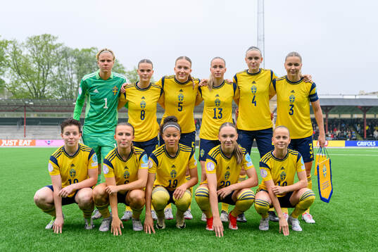 The starting eleven of Sweden pose for a team photo