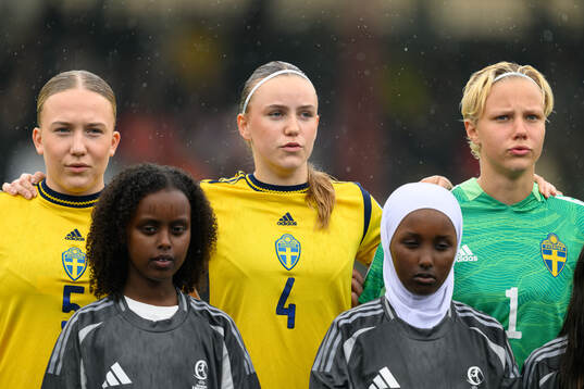 Thindra Mattsson , Fabienne Bartholdson and goalkeeper Saga