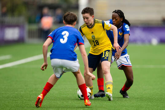 Isabelle Goldmann of Sweden and Djenna Léna Tene of France