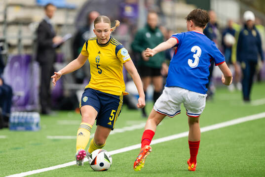 Thindra Mattsson of Sweden and Juliane Denizot of France