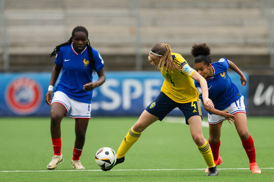 Fabienne Bartholdson of Sweden and Kenza Roche Dufour of