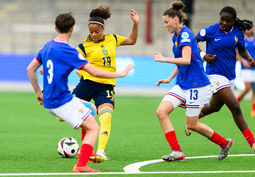 Felicia Schröder of Sweden and Elise Jean of France