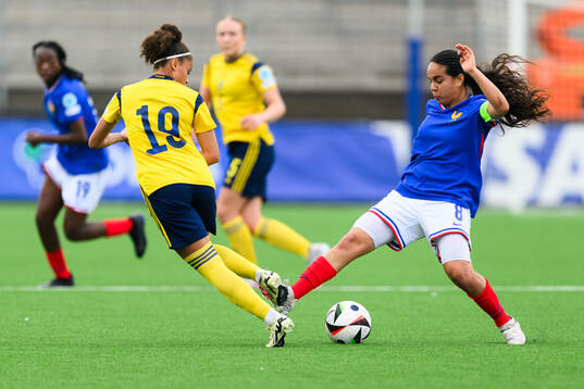 Felicia Schröder of Sweden and Ambre Ouazar of France and
