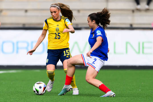 Carmen Cernjul of Sweden and Maelle Richelandet of France