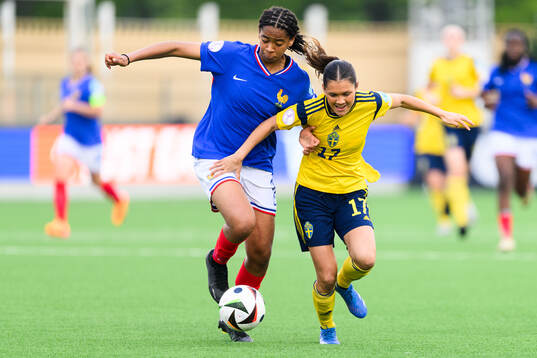 Moa Svensson of Sweden and Médina Belaid of France