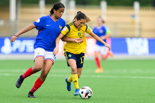 Médina Belaid of France and Moa Svensson of Sweden