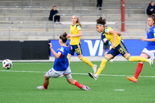 Felicia Schröder of Sweden scores the 1-2 goal