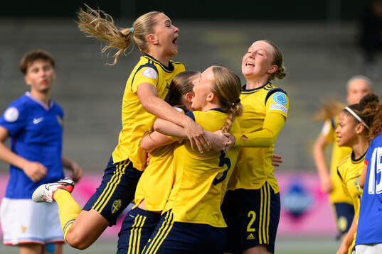 Players of Sweden celebrate the 2-2 goal by Fabienne