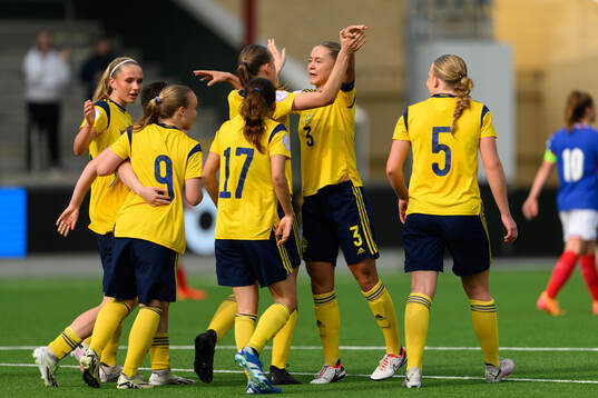 Players of Sweden celebrate the 2-2 goal by Fabienne