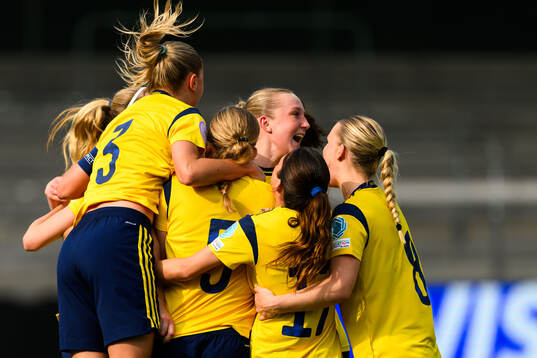 Freja Lindwall of Sweden celebrates