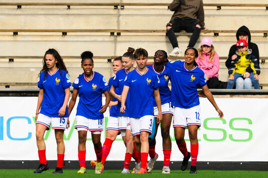 Médina Belaid and Rachael Abedini of France celebrates