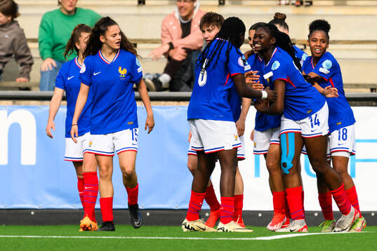 Rachael Abedini of France celebrates
