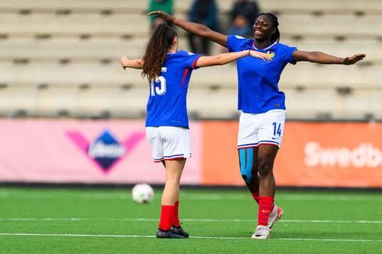 Rachael Abedini of France celebrates