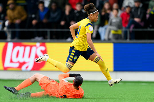Goalkeeper Ceylin Yilmaz of France and Felicia Schröder of