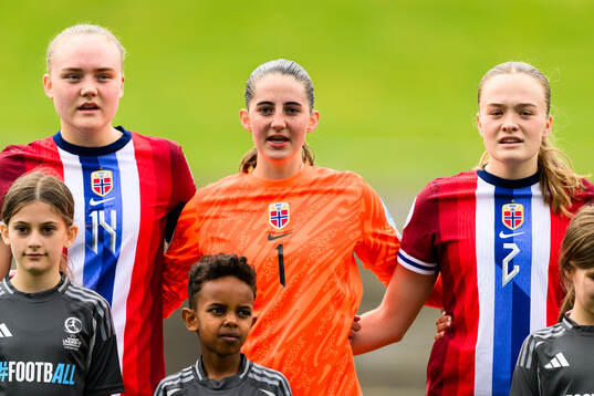 Tuva Olaussen Sagen, Goalkeeper Hanna Krog and Ina Raaum