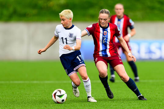 Lola Brown of England and Ina Raaum Andreassen of Norway