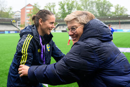 Head coach Lovisa Delby of Sweden and Head coach Cécile