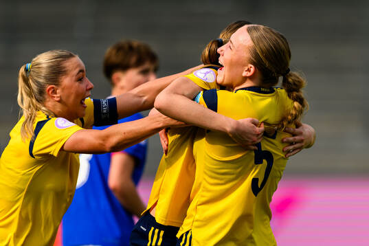 Fabienne Bartholdson and Thindra Mattsson of Sweden