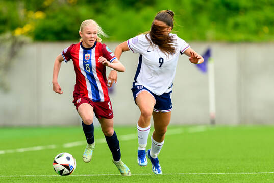Linnea Holmesveen Moen of Norway and Isabella Fisher of