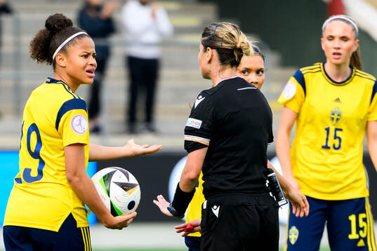 Felicia Schröder of Sweden and referee Martina Molinaro