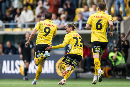Elfsborgs Arber Zeneli och Niklas Hult jublar