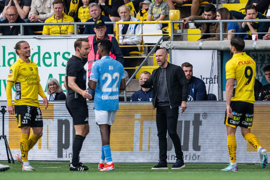 Malmö FFs tränare Henrik Rydström reagerar