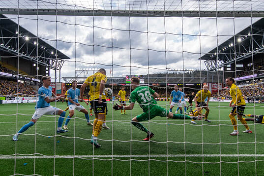 Malmö FFs Søren Rieks i kamp om bollen med Elfsborgs
