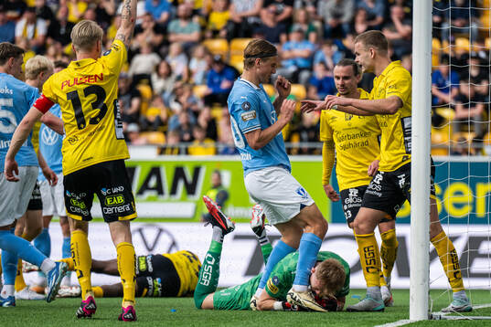 Malmö FFs Erik Botheim i kamp om bollen med Elfsborgs