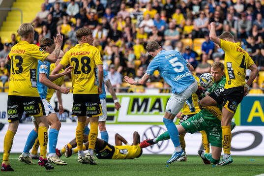 Malmö FFs Søren Rieks i kamp om bollen med Elfsborgs