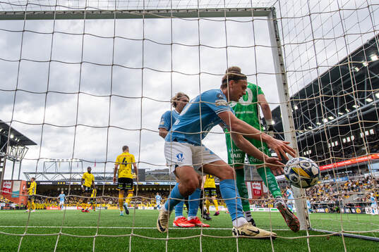 Malmö FFs Sebastian Nanasi och Erik Botheim hämtar bollen