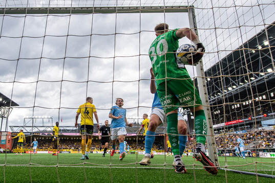 Elfsborgs målvakt Marcus Bundgaard Sörensen håller i