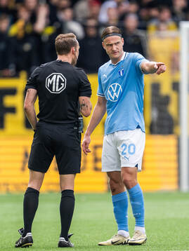 Domare Kristoffer Karlsson och Malmö FFs Erik Botheim