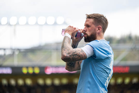Malmö FFs Pontus Jansson dricker