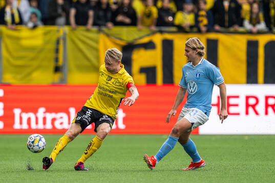 Elfsborgs Johan Larsson och Malmö FFs Sebastian Nanasi