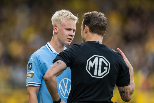 Malmö FFs Otto Rosengren diskuterar med domare Kristoffer