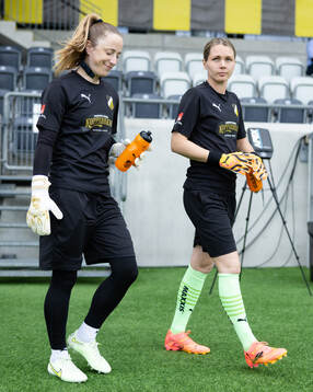 Häckens målvakt Loes Geurts och målvakt Jennifer Falk