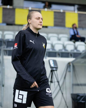 Häckens Elma Junttila Nelhage innan fotbollsmatchen i