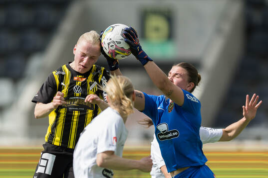 Häckens Anna Sandberg och Brommapojkarnas målvakt Anna
