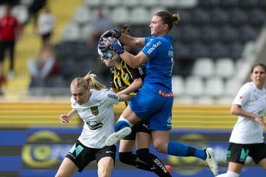 Brommapojkarnas målvakt Anna Aurora Koivunen och Häckens