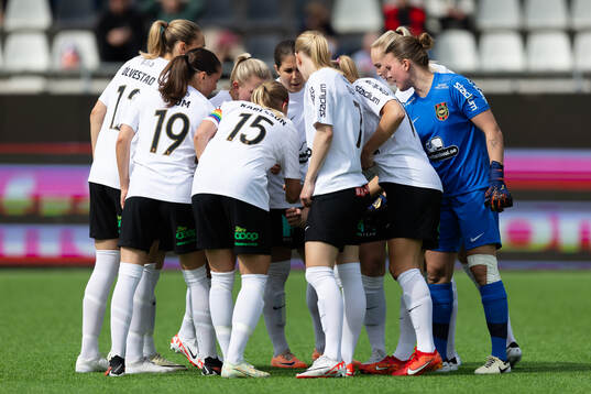 Brommapojkarnas spelare samlade innan fotbollsmatchen i