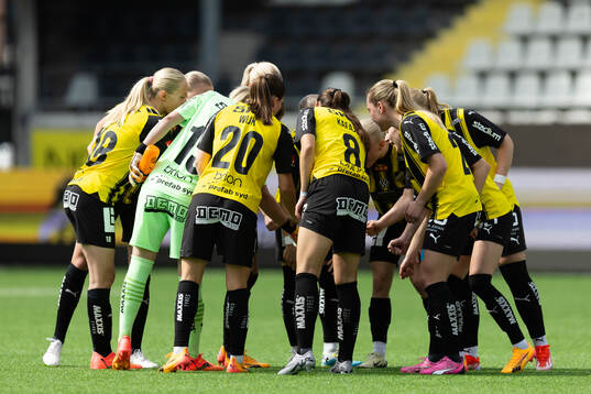 Häckens spelare samlade innan fotbollsmatchen i
