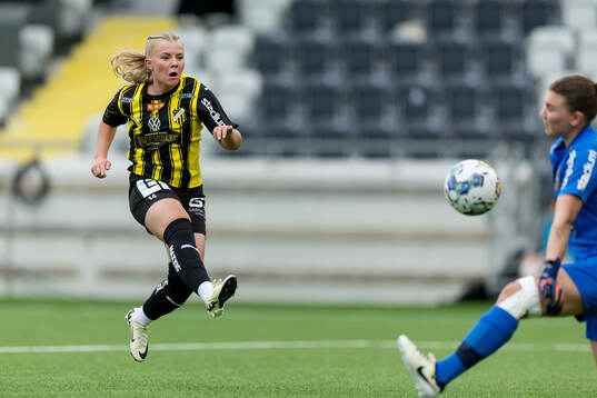 Häckens Matilda Nildén och Brommapojkarnas målvakt Anna