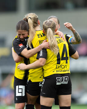 Häckens Alice Bergström jublar med lagkamrater