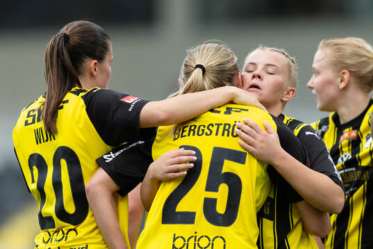 Häckens Alice Bergström jublar med lagkamrater