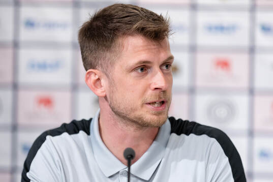 Brommapojkarnas tränare Daniel Gunnars på presskonferensen