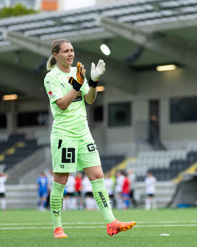 Häckens målvakt Jennifer Falk tackar klacken
