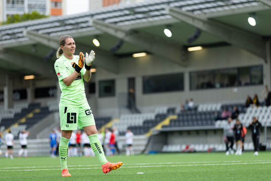 Häckens målvakt Jennifer Falk tackar klacken